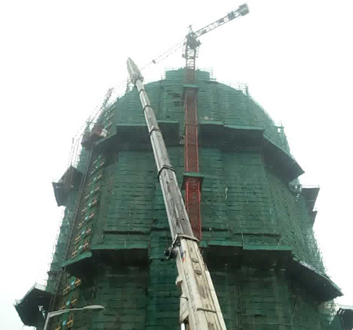 岳阳市吊车在工地上作业